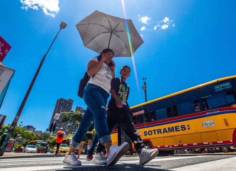 En Medellín las personas se protegen del sol con elementos como sombrillas. Foto: Andrés Camilo Suárez Echeverry
