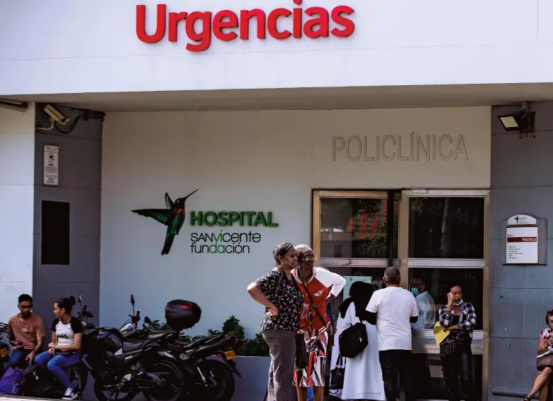 Entrada del servicio de urgencias del Hospital San Vicente Fundación en Medellín, una de las instituciones en las que la sobreocupación hace parte del panorama diario durante los últimos años. FOTO Julio César Herrera