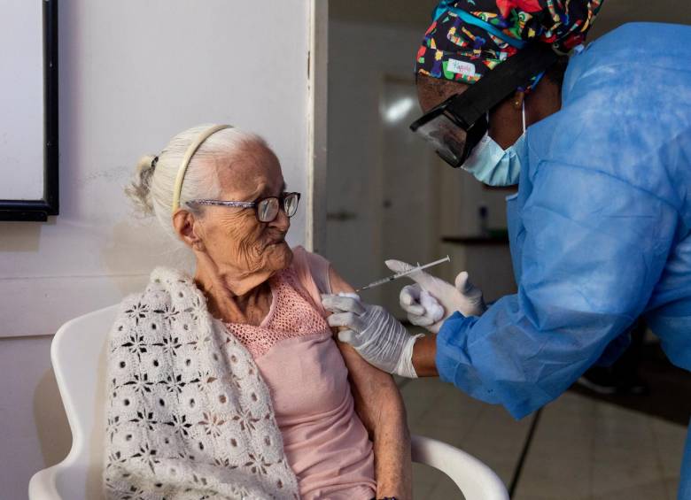 Según el Ministerio de Salud, el 18,1 % de los colombianos ha recibido su tercera dosis de la vacuna anticovid. FOTO Camilo Suárez