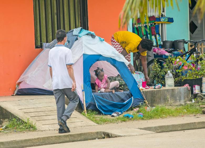 Muchos se quedaron sin ingresos y tienen que dormir en la playa o en los andenes mientras logran cruzar. 