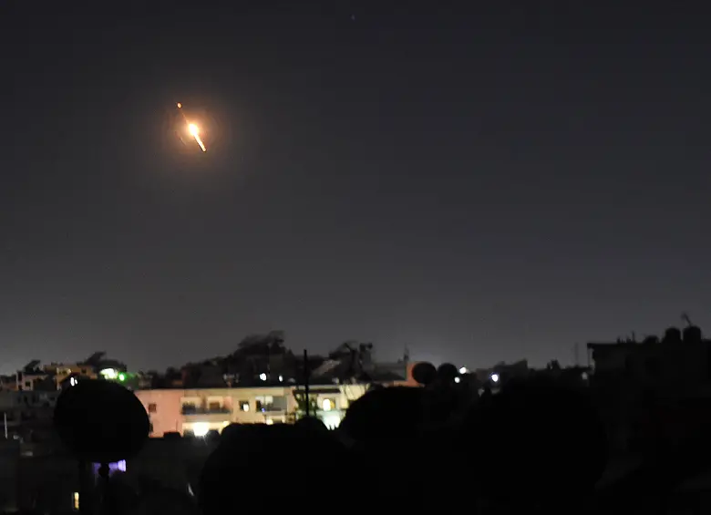 Rastros de misiles iraníes que se dirigen hacia Israel son vistos sobre Damasco, Siria, el 13 de junio de 2025. Decenas de misiles fueron lanzados el viernes por la noche desde Irán hacia Israel, se indicó en declaraciones emitidas por las Fuerzas de Defensa de Israel. FOTO: Xinhua