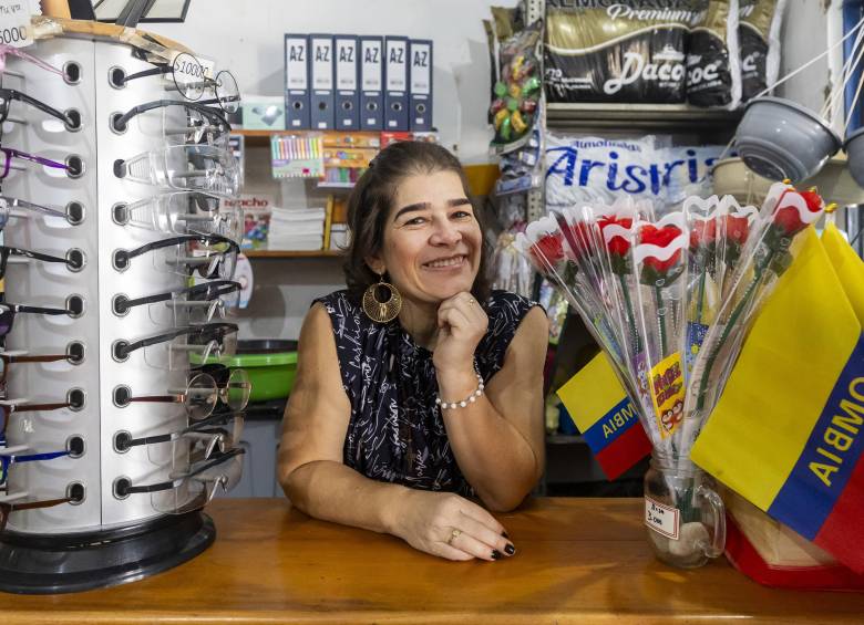 Nadie empezó vendiendo pollos puerta a puerta en el municipio. Hoy tiene una tienda deportiva y una papelería en el municipio. Foto: Camilo Suárez. 