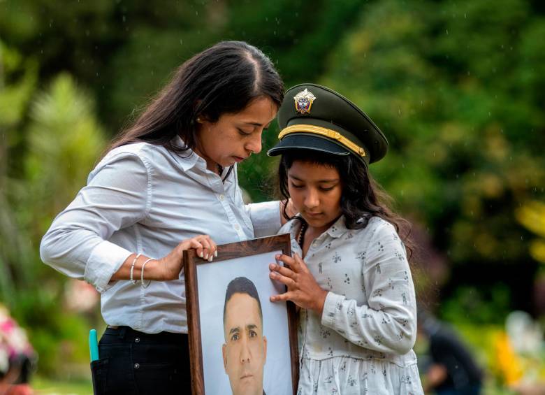 Violeta Yepes y su madre Katerine Garcés le dieron el último adiós al subintendente Sergio Yepes Páez en Campos de Paz ayer en la tarde. FOTO camilo suárez