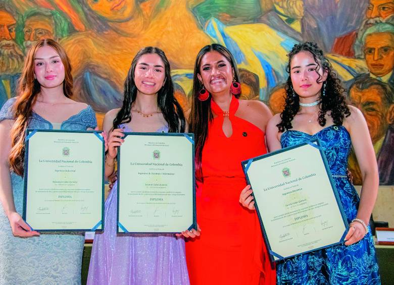Dansalyan, Luzarait y Yuricik el día de su graduación en la Universidad Nacional, junto a una de las directivas de la Unalmed (de rojo en el centro). FOTO Cortesía