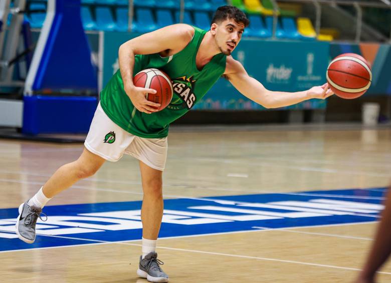 Tamir Saban, jugador israelí que participa con Paisas en la Liga Profesional de Baloncesto. Es uno de los atractivos del equipo que retornó a competencias en este certamen. FOTO Manuel Saldarriaga