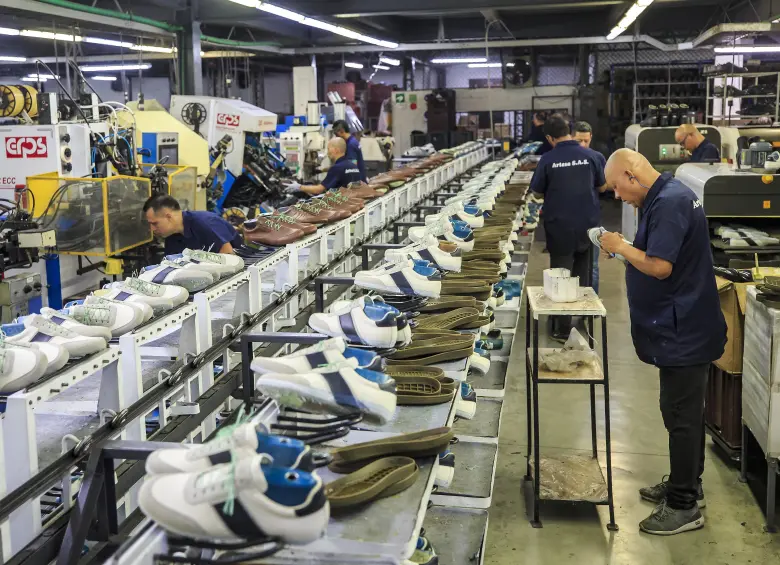 La ley permite que empleadores y trabajadores acuerden cómo distribuir las 42 horas semanales, siempre que se garantice al menos un día de descanso. Foto: Camilo Suárez