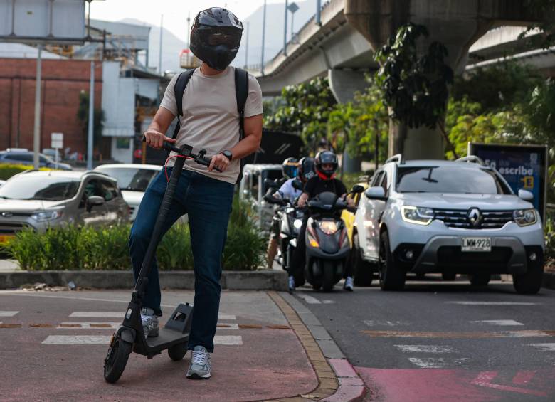 Las ventas de patinetas y bicicletas eléctricas crecieron 204% durante el primer semestre de 2026 en Colombia. FOTO: MANUEL SALDARRIAGA