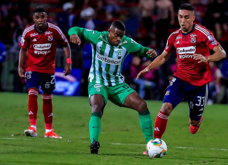 Daniel Londoño ha tenido un buen inicio de año con el DIM en el apertura del 2025. Es una de los defensas titulares. FOTO manuel saldarriaga