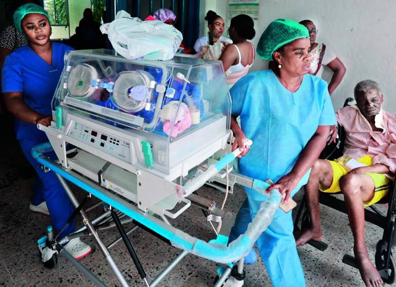 Ante la alerta de sismo, personal del Hospital San Francisco de Asís, de Quibdó, evacuó hasta las incubadoras. FOTOS MANUEL SALDARRIAGA