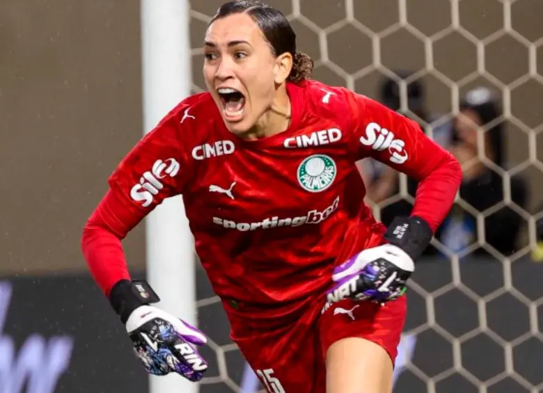 La arquera colombiana Katherine Tapia celebra la atajara del penal que le dio el título de la Supercopa a Palmeiras. FOTO TOMADA X@Palmeiras_FEM