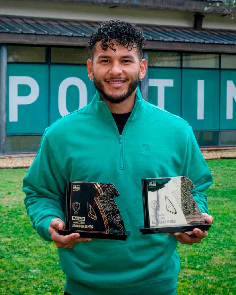 El delantero colombiano Luis Javier Suárez recibió los dos trofeos que lo exaltan como el Delantero y el Jugador del mes en Portugal. FOTO TOMADA X@SportingCP