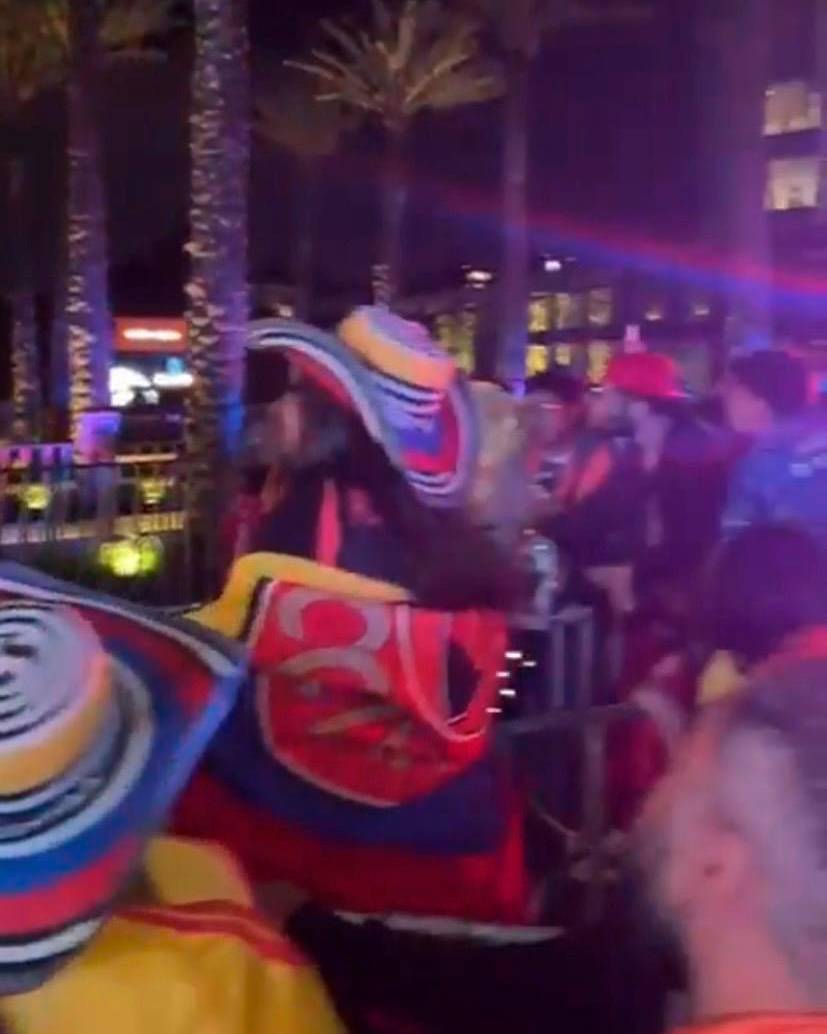 Los hinchas colombianos en Ciudad de México recibieron a la selección cafetera. FOTO: <b>Captura de video</b>