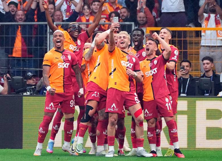 Festejo del plantel de Galatasaray tras la obtención del bicampeonato en Turquía. FOTO: Tomada de X @GalatasaraySK