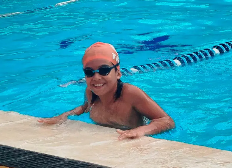 Agustín es un enamorado del deporte. Hoy colecciona triunfos en la natación, un deporte que llegó a su vida como una terapia y se quedó como una pasión. En el Babynatación va por nuevas alegrías. FOTO CORTESÍA