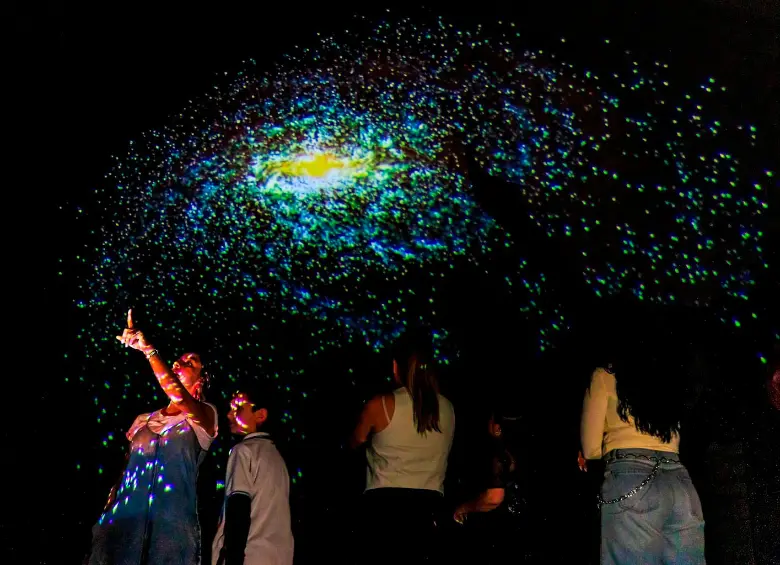 El domo móvil cuenta con un proyector 4K y 15.000 lúmenes. FOTO: Camilo Suárez