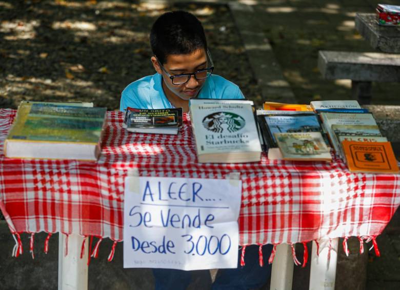 El parque de San Joaquín, en el occidente de Medellín es el espacio en el que Gabriel vende libros. Apenas tiene 13 años y habla como un experto. FOTO Manuel saldarriaga 