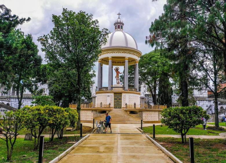 El templete ha sido renovado y los osarios exteriores de su base han sido uniformados haciéndolos más estéticos y prácticos. Foto: Camilo Suárez
