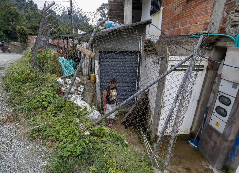 Un derrumbe afectó la malla de una de las casas vecinas a las obras en La Bermejala, según la comunidad la inclinación se dio por las obras mal realizadas. FOTO: Manuel Saldarriaga.