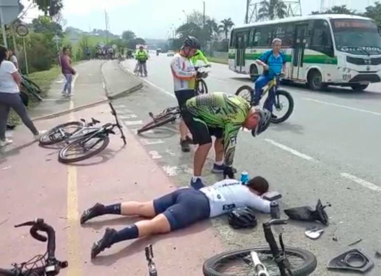 Algunos de los ciclistas padecieron heridas de consideración, según los testigos. FOTO: CORTESÍA DE DENUNCIAS ANTIOQUIA.
