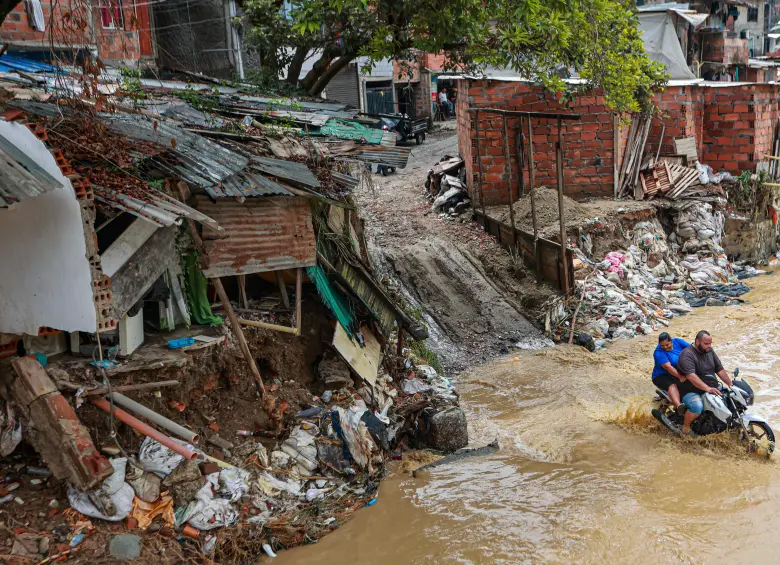 Cerca de 700 metros cúbicos de material compuesto por tierra arrastrada, elementos como muebles viejos y otros desechos de gran tamaño han sido extraídos de las quebradas de la ciudad. FOTO: Manuel Saldarriaga