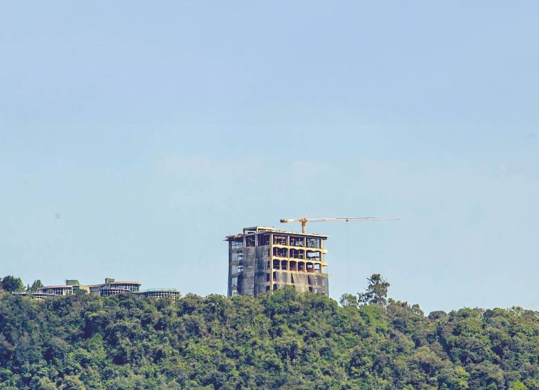 Quantum ya es visible desde gran parte del Valle de Aburrá, generando críticas por su impacto en el paisaje. FOTO Juan Antonio Sánchez
