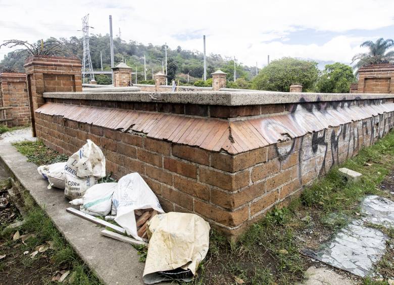 Basuras y escombros son dejados allí pese a la presencia de cámaras de vigilancia de la Policía. Foto: Jaime Pérez Munévar