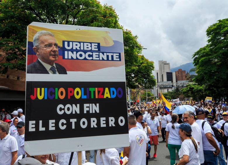El ambiente de la movilización fue festivo y ordenado. Los asistentes, muchos de ellos vestidos de blanco, portaban banderas de Colombia, pitos y pancartas con mensajes de apoyo al expresidente. Foto: Camilo Suárez Echeverry