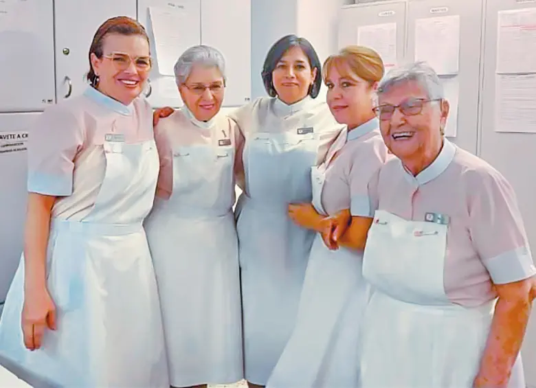 Doña Nelly Campuzano (última a la derecha) es la integrante más antigua del grupo, con 56 años de actividad. FOTO Cortesía