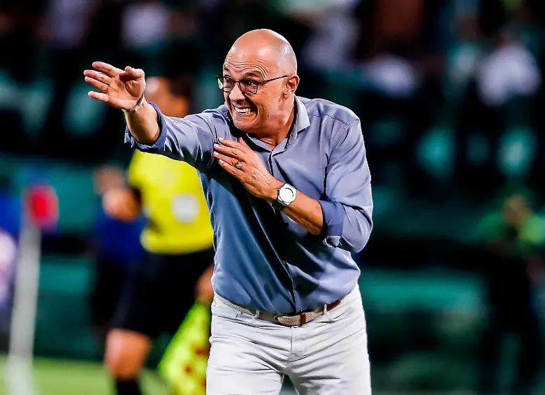 El entrenador uruguayo Alfredo Arias, de 67 años, consiguió su primer título en el fútbol colombiano. Foto: Juan Antonio Sánchez