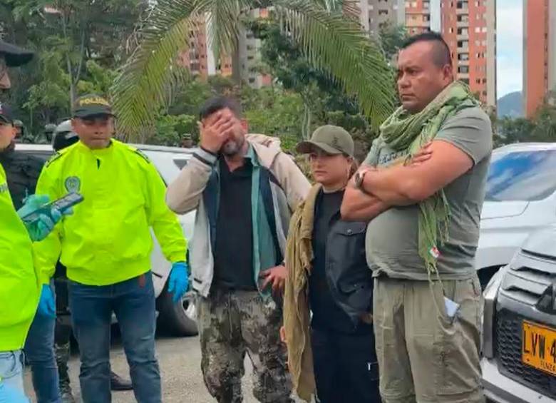 Alias “Calarcá” y “Érika Castro” al momento de su captura en julio de 2024, en medio de la caravana de la UNP. Con el rostro cubierto está “Leo”, jefe del frente 36, quien sí quedó en la cárcel. FOTO cortesía ejército