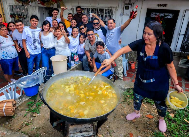 En familia y con amigos, se cocina el tradicional sancocho para calmar el guayabo del primero de enero. Foto Jaime Pérez