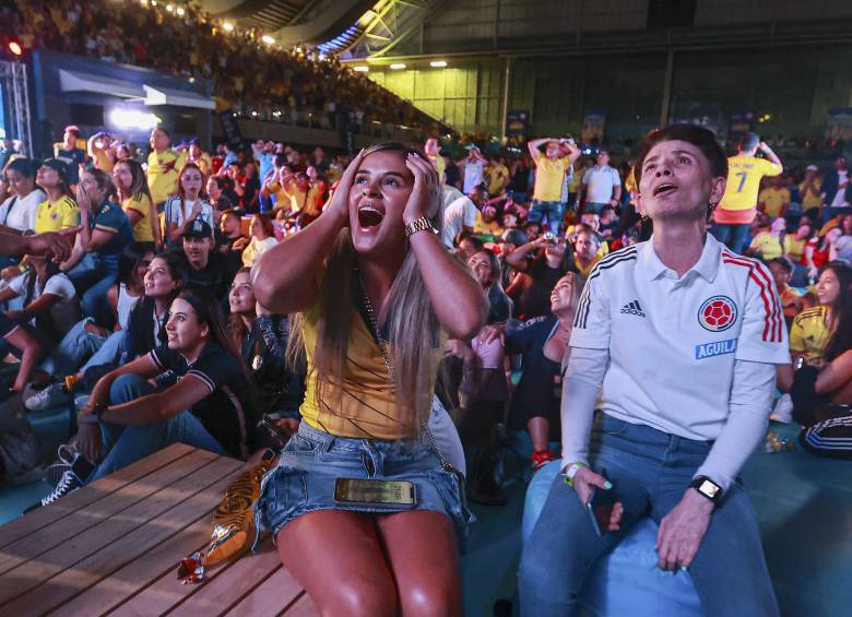 Partido de Colombia transmitido en una pantalla gigante en Medellín. Foto: Manuel Saldarriaga Quintero.