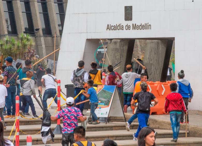 Los indígenas entraron hasta el tercer piso de la Alcaldía. Foto: Esneyder Gutiérrez. 