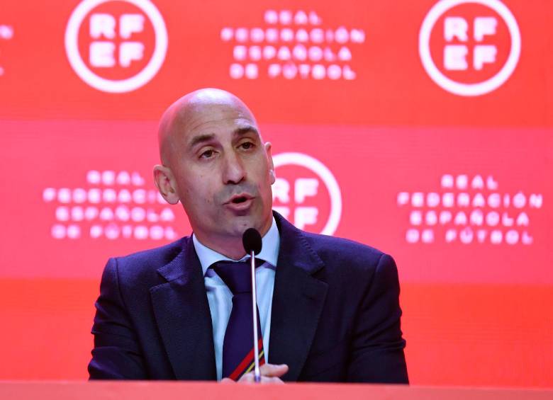 Luis Rubiales presentó su dimisión como presidente de la Federación en septiembre de 2023, después de darle un beso no consentido a la futbolista Jenni Hermoso. FOTO Tomada de X: @rfef 