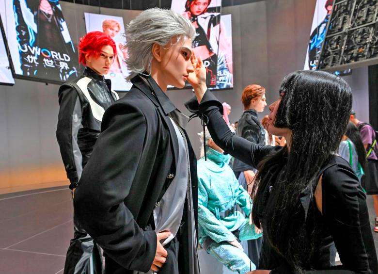 Para todos los gustos, así lucen estos robots humanoides para combatir la soledad. FOTO AFP
