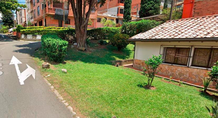 Cuando caminaba por esta zona verde del barrio Córdoba, en el noroccidente de Medellín, ocurrió una explosión que le provocó la amputación a un hombre de 43 años. FOTO: GOOGLE MAPS