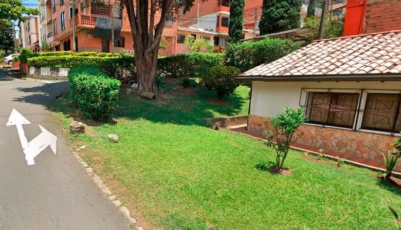 Cuando caminaba por esta zona verde del barrio Córdoba, en el noroccidente de Medellín, ocurrió una explosión que le provocó la amputación a un hombre de 43 años. FOTO: GOOGLE MAPS