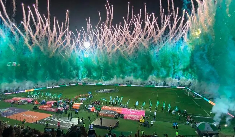 La afición verdolaga celebró con entusiasmo una noche en la que su equipo volvió a brillar y reafirmó su ambición de sumar un nuevo título a su historia. Foto: Luz María Sierra