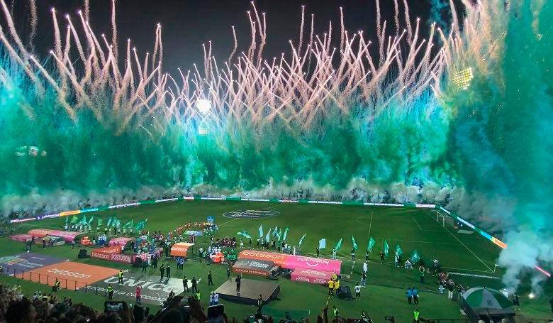 La salida que hicieron los aficionados de Atlético Nacional antes del inicio del partido contra América de Cali se llevó todas las miradas. Foto: Luz María Sierra