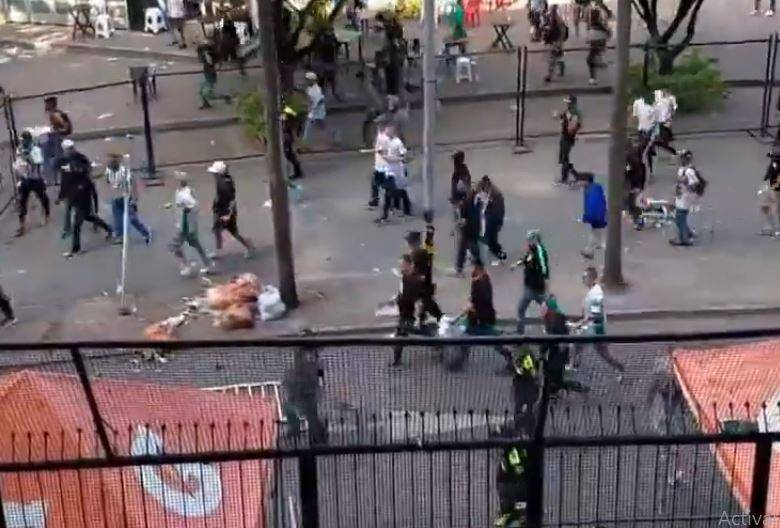 Extracto de video en el que se observa los hinchas durante el disturbio. FOTO: imagen tomada de la red social X.