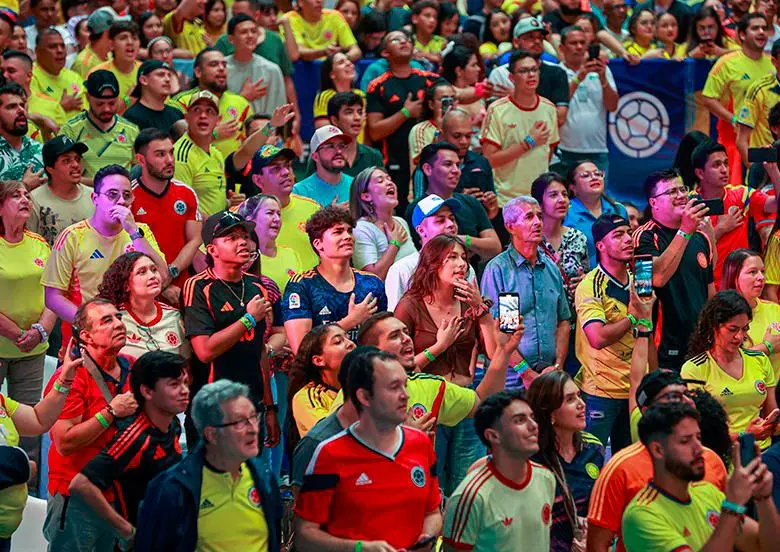 Cerca de 8.700 personas se han congregado en las pantallas gigantes instaladas en Medellín para todos los partidos de la Selección Colombia en la Copa América 2024. FOTO: MANUEL SALDARRIAGA