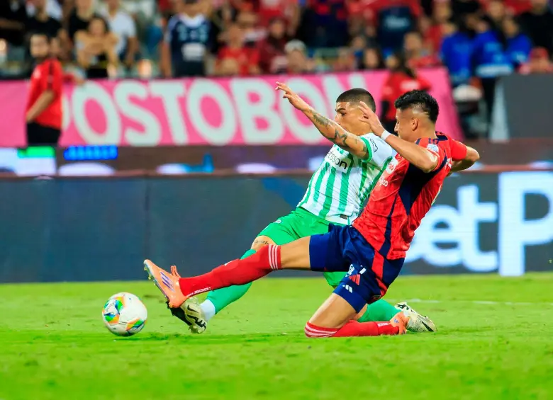 El defensa central Kevin Mantilla, del Medellín, es uno de los futbolistas que mejor rendimiento ha mostrado en el cuadro rojo en los últimos partidos. Foto: Camilo Suárez