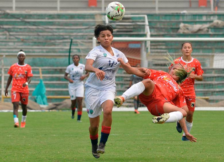 Yéssica Muñoz (blanco) fue la encargada de abrir el marcador del Medellín Formas Íntimas ante Llaneros. FOTO dimayor 