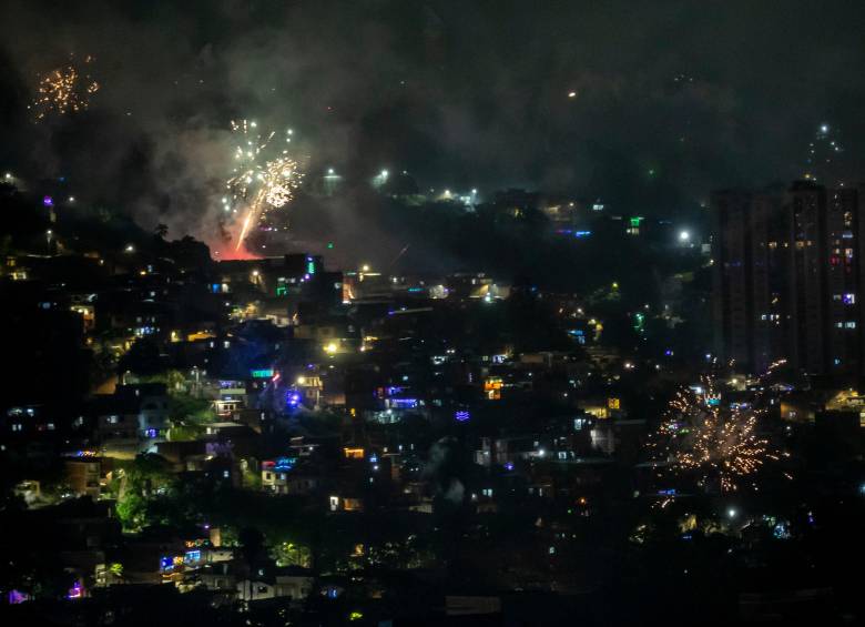 Además del riesgo de quemaduras y lesiones graves, los ruidos provocan episodios de estrés y desorientación en animales, aumentan la contaminación del aire y generan emergencias que saturan los servicios médicos. Foto: Juan Antonio Sánchez