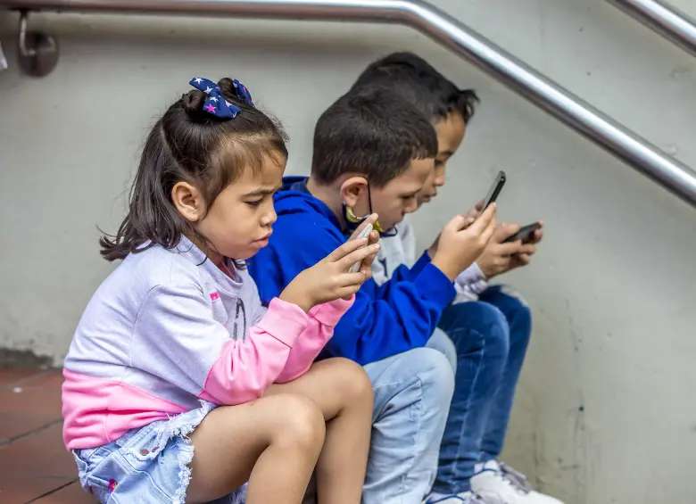 El celular es el dispositivo más usado por los menores en Colombia, superando incluso a la televisión, según el informe de la CRC. FOTO Juan Antonio Sánchez Ocampo