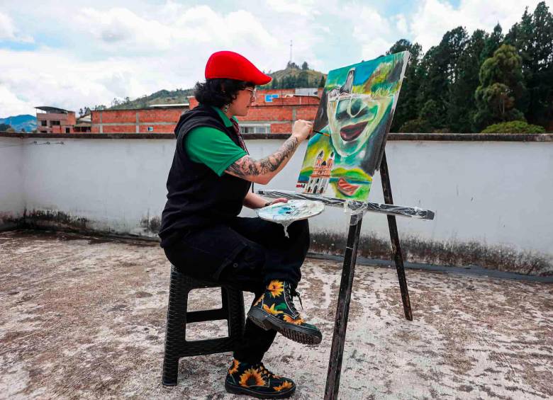 Este es el cuadro que actualmente Daniela está pintando sobre el tránsito que ha tenido El Peñol. FOTO Manuel Saldarriaga