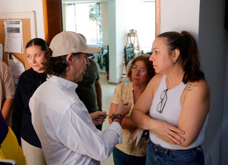 El alcalde realizó un recorrido visitando casas de Carlos E. Restrepo y El Poblado, que fueron los barrios más afectados. FOTO: CAMILO SUÁREZ
