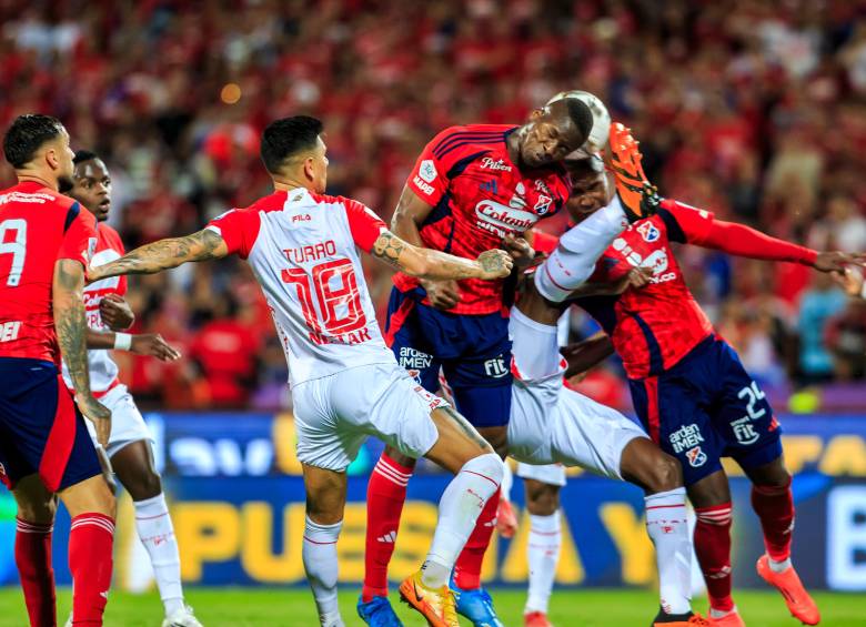 Mientras Santa Fe celebra su décima estrella, Medellín se sumerge en una reflexión profunda sobre su presente futbolístico y el desafío de romper con una historia de finales esquivas. Foto: Camilo Suárez Echeverry