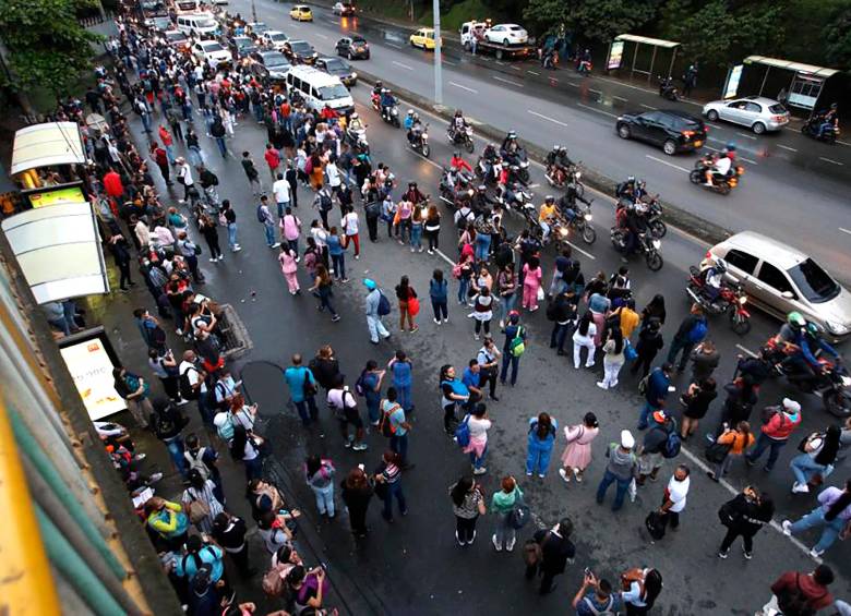 Las personas han ocupado uno de los carriles de la Autopista Norte, tratando de acceder a algún transporte. FOTO: Edwin Bustamante