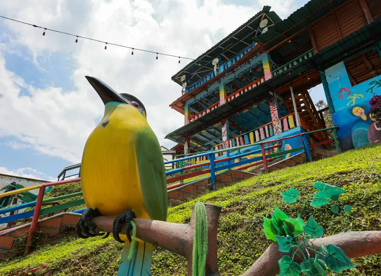 La montaña que sueña tiene un restaurante y un teatro con capacidad para 120 personas. El sitio está abierto todos los días, después del mediodía, y cierra sus puertas en la noche. FOTO Manuel Saldarriaga 